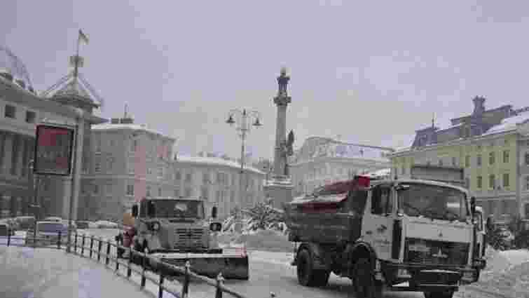 Вранці у Львові працювало 76 машин для прибирання снігу