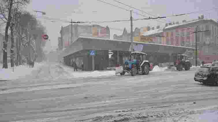 Магістральні вулиці у Львові за ніч очистили від снігу