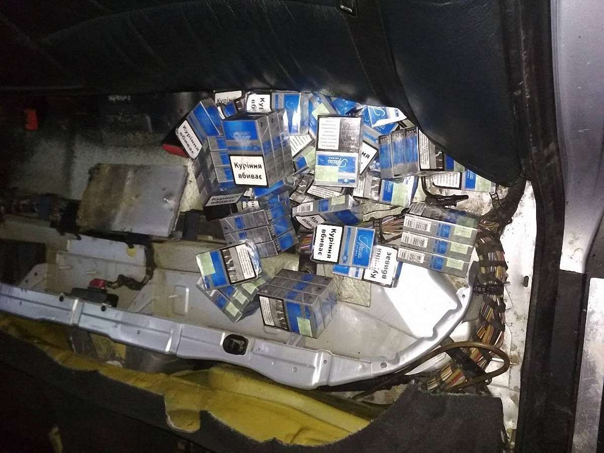 У Раві-Руській у чоловіка конфіскували автомобіль через контрабандні сигарети