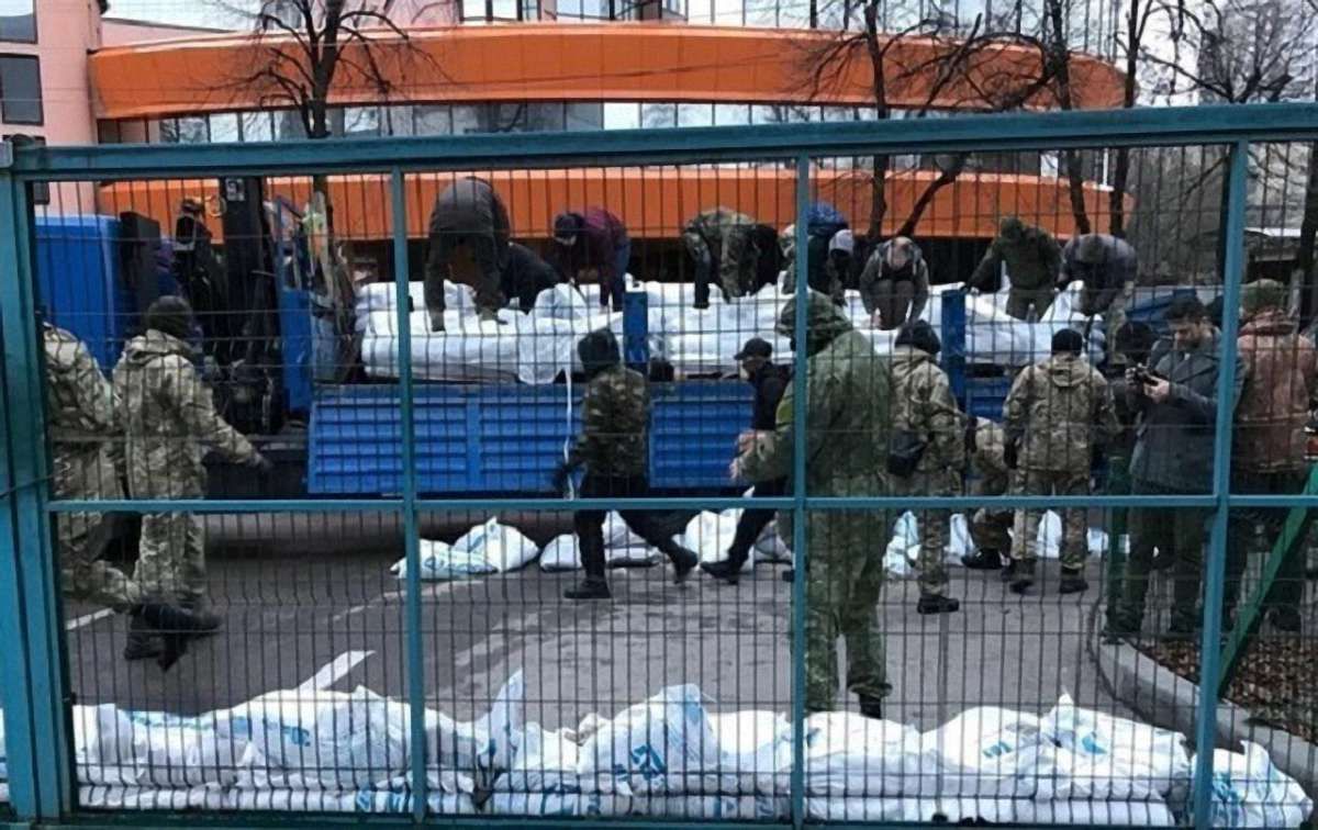 У Києві активісти розбирають барикаду під офісом телеканалу NewsOne