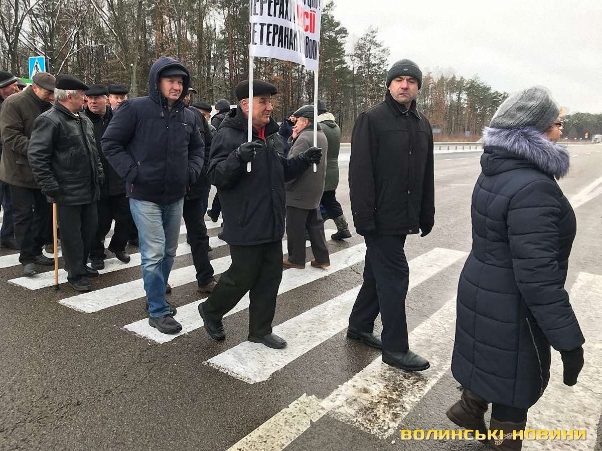 На Волині ветерани МВС перекрили міжнародну трасу з вимогою перерахування пенсій