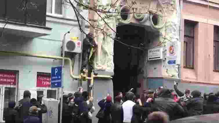 Прихильник Саакашвілі намагався вчинити самоспалення на газовій трубі в Києві