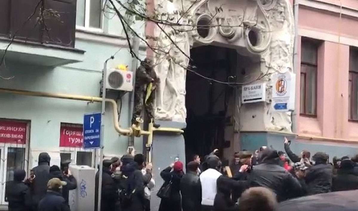 Прихильник Саакашвілі намагався вчинити самоспалення на газовій трубі в Києві