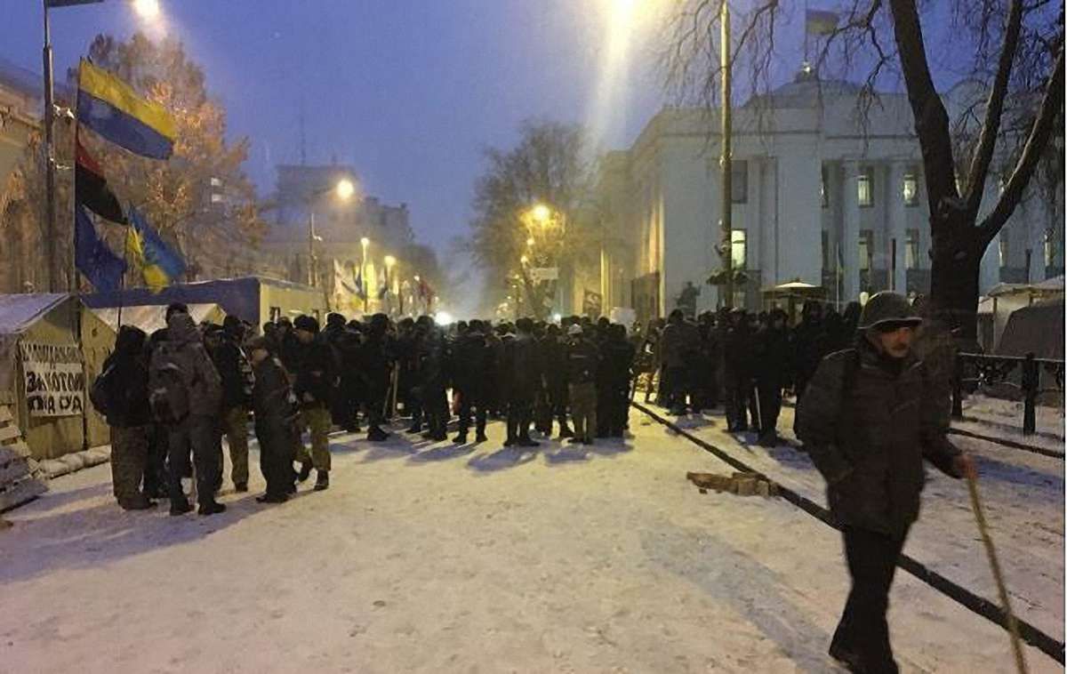 Поліція штурмувала наметове містечко під ВРУ на підтримку Саакашвілі