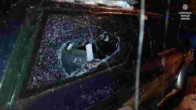 Львівські патрульні затримали двох чоловіків, які побили вікна в автомобілях