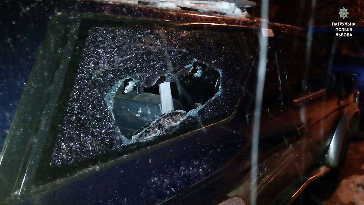 Львівські патрульні затримали двох чоловіків, які побили вікна в автомобілях
