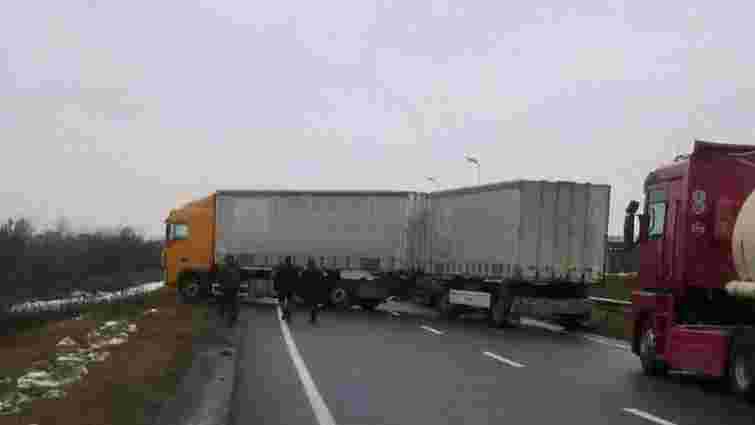 Водії вантажівок заблокували українсько-польський кордон у Краковці