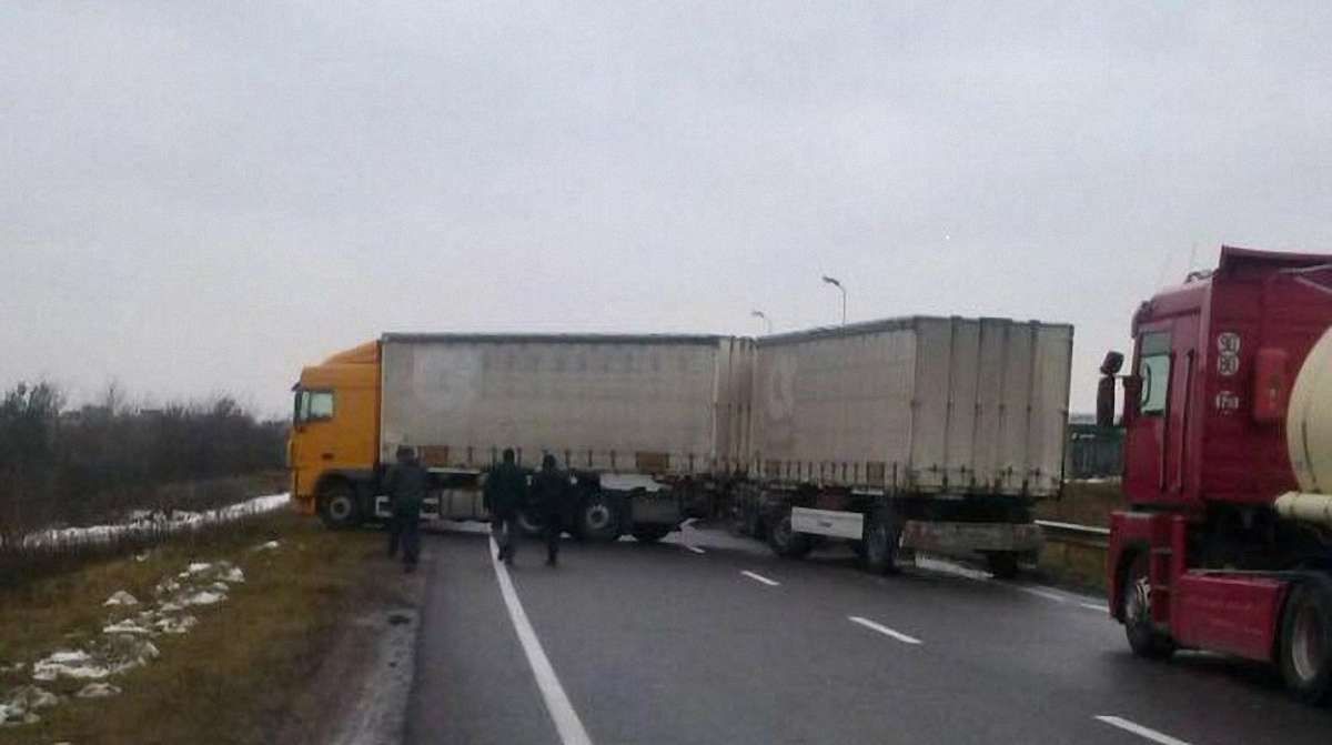 Водії вантажівок заблокували українсько-польський кордон у Краковці