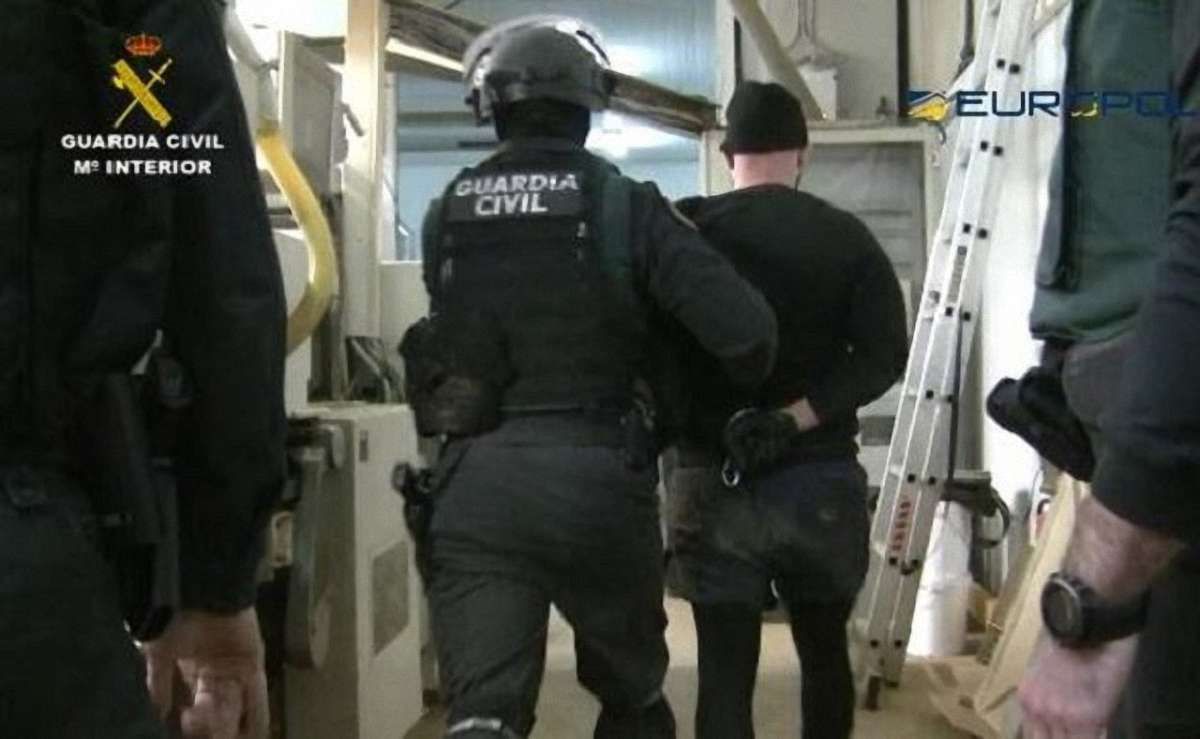 На підпільній тютюновій фабриці в Іспанії затримали сімох українців