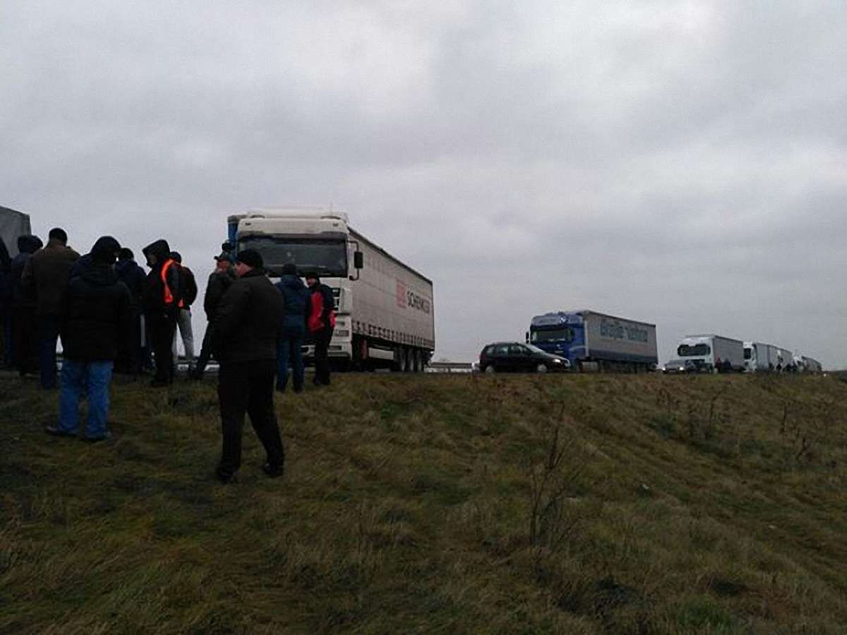 Після переговорів водії вантажівок зняли блокаду українсько-польського кордону