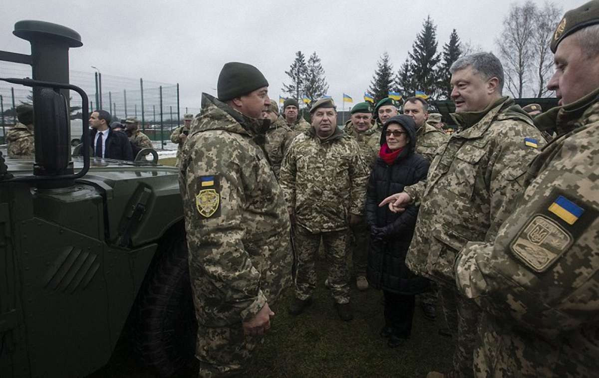  Порошенко передав Збройним силам 40 медичних «Хаммерів»