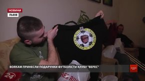 Бійців у львівському госпіталі із Днем Збройних Сил привітали футболісти