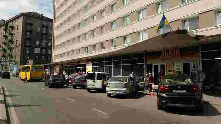 Мерія відсудила в готелю «Львів» зупинку громадського транспорту
