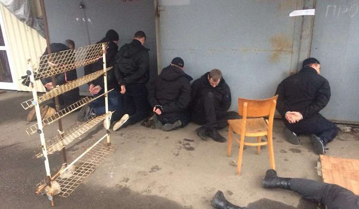 У Миколаєві молодики зі зброєю намагалися захопити найбільший ринок у місті