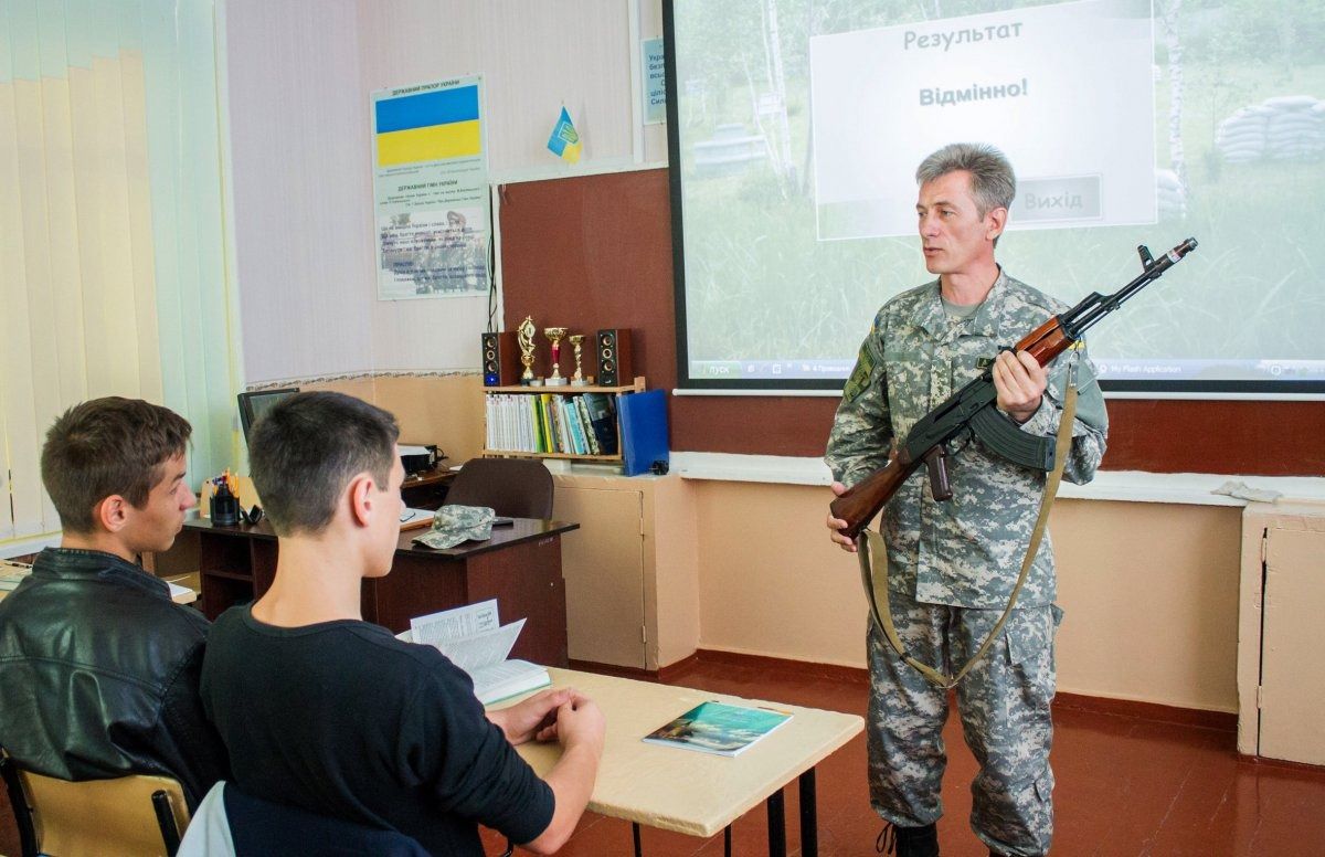 На Львівщині пропонують щомісяця проводити військовий вишкіл для старшокласників