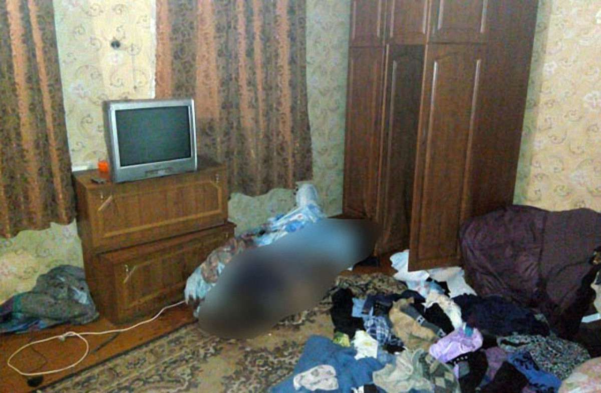 На Донеччині чоловік забив до смерті власну матір і три дні пиячив