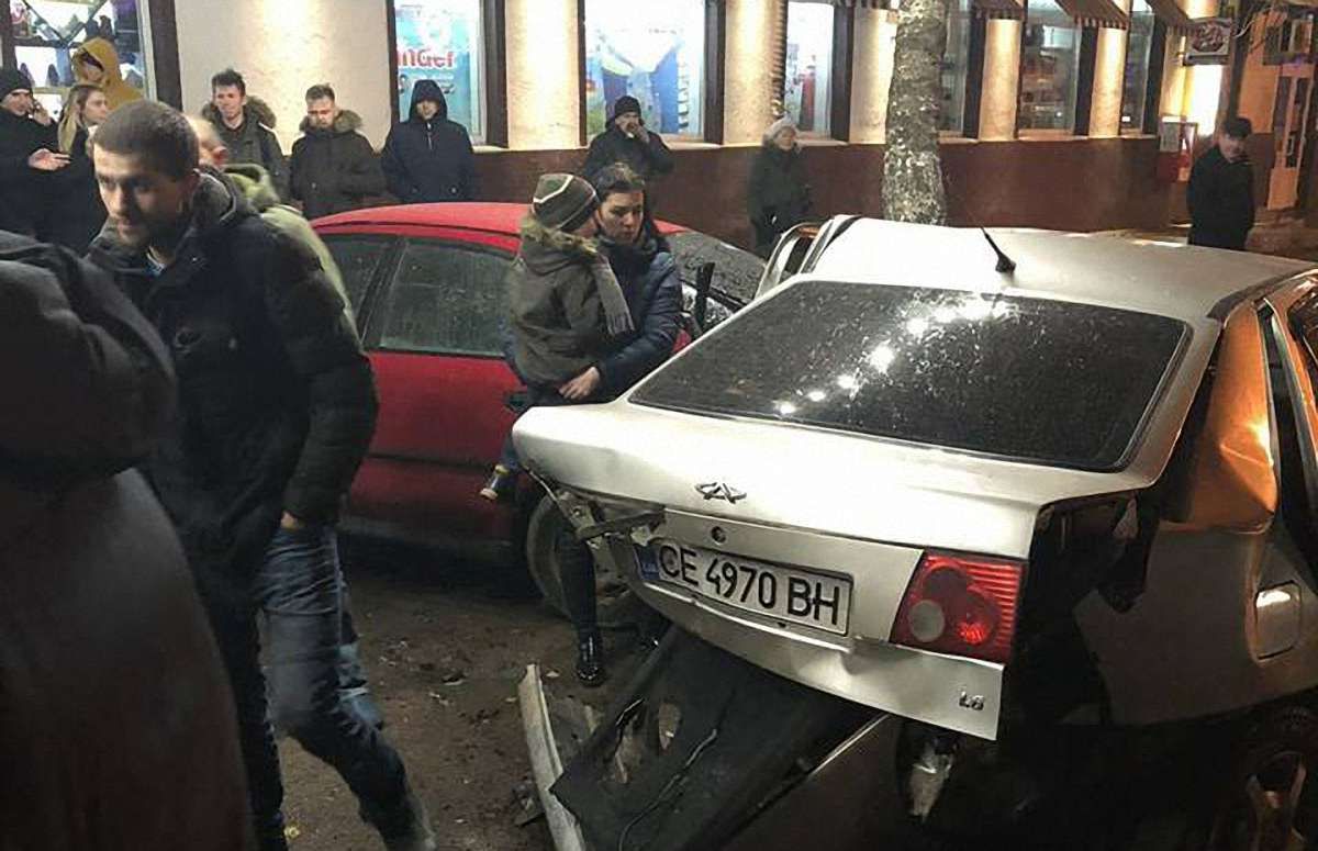 У Чернівцях п’яний водій мало не вбив трьох дітей у масштабній ДТП
