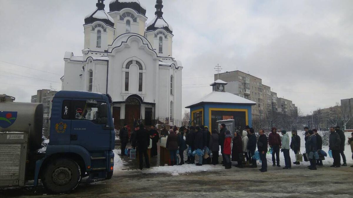 Біля шести храмів Личаківського району виставили ємності з водою для мешканців
