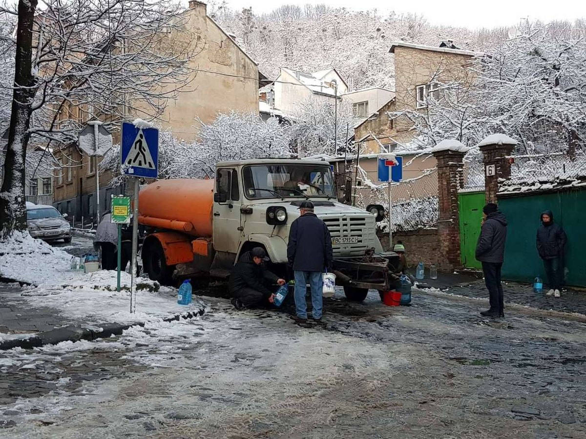 У Личаківському районі водовозки працюватимуть до повного усунення аварії на водогоні