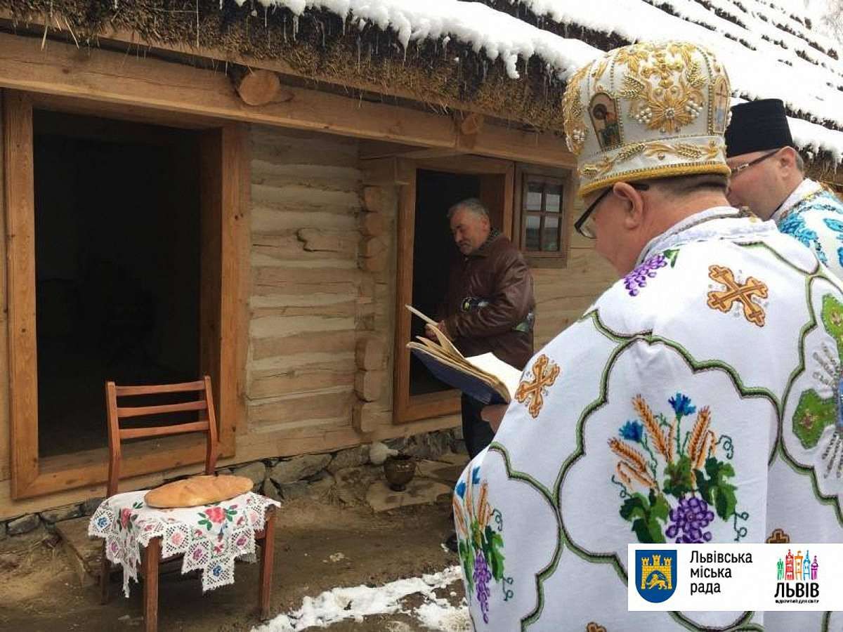 У Шевченківському гаю у Львові відреставрували лемківську хату