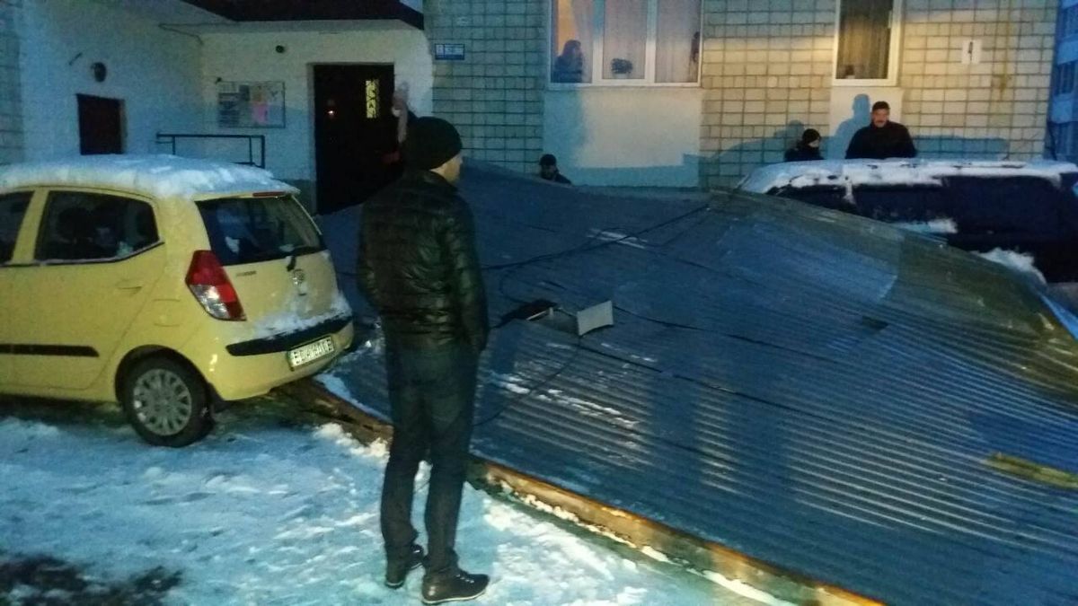 Через сильний вітер у Трускавці зірвало дах з будинку