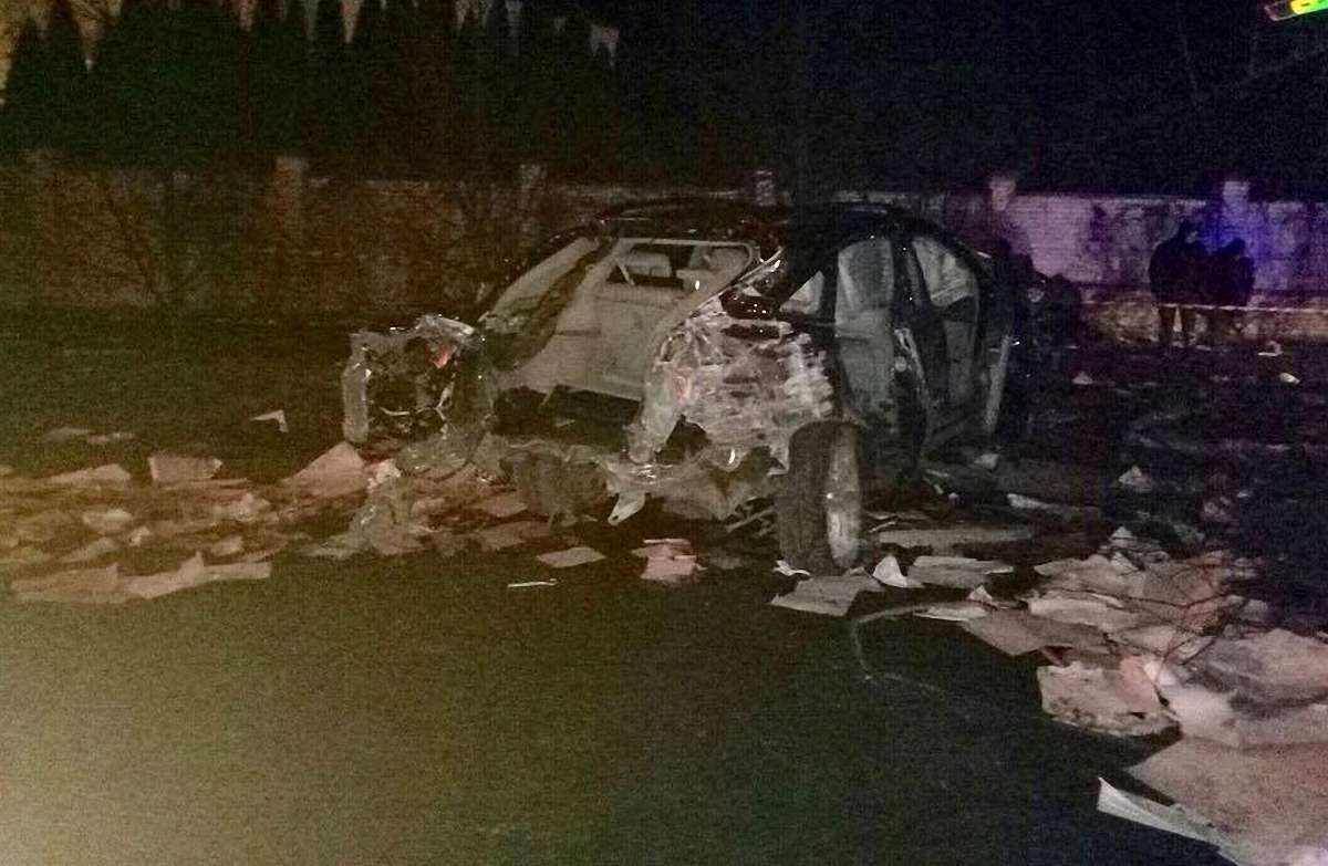 Вночі у Львові Lexus вилетів на тротуар та врізався в дерево