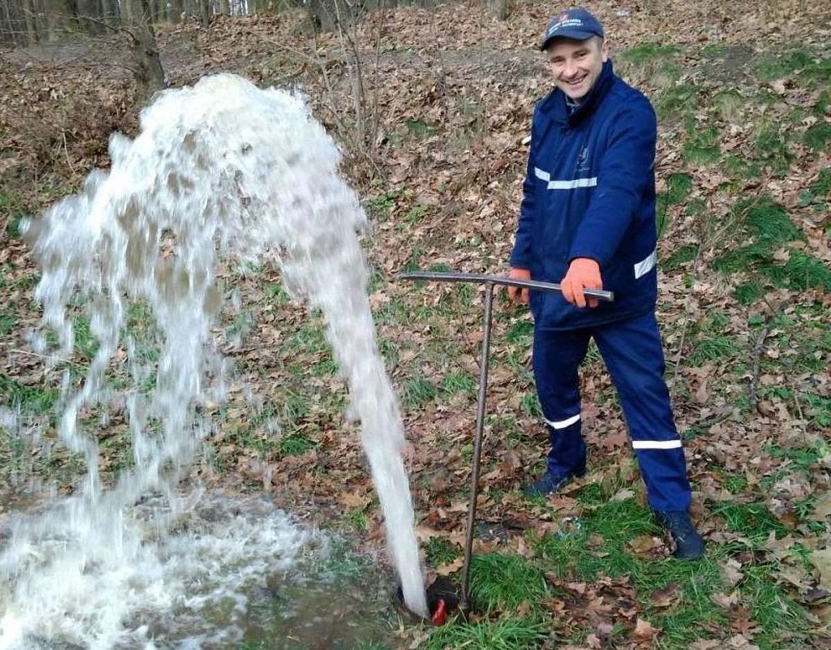 Через погіршення якості води у Личаківському районі промивають трубопроводи