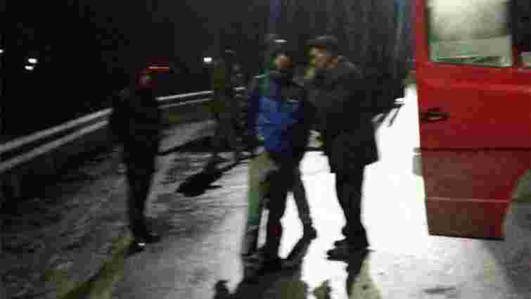 Внаслідок конфлікту у маршрутці біля Львова нетверезий чоловік ножем поранив пасажира