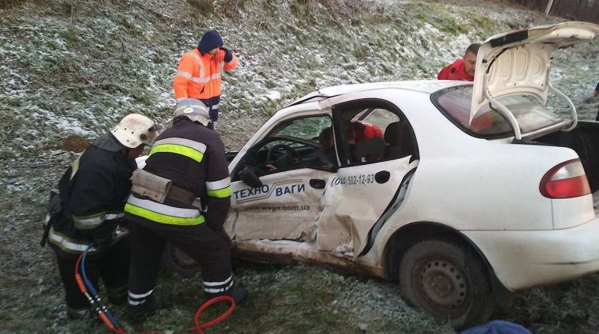 Внаслідок зіткнення трьох автомобілів поблизу Львова постраждав 34-річний водій