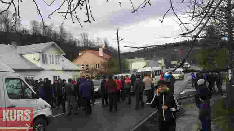У Делятині люди заблокували трасу на Буковель, вимагаючи ремонту доріг у своїх селах