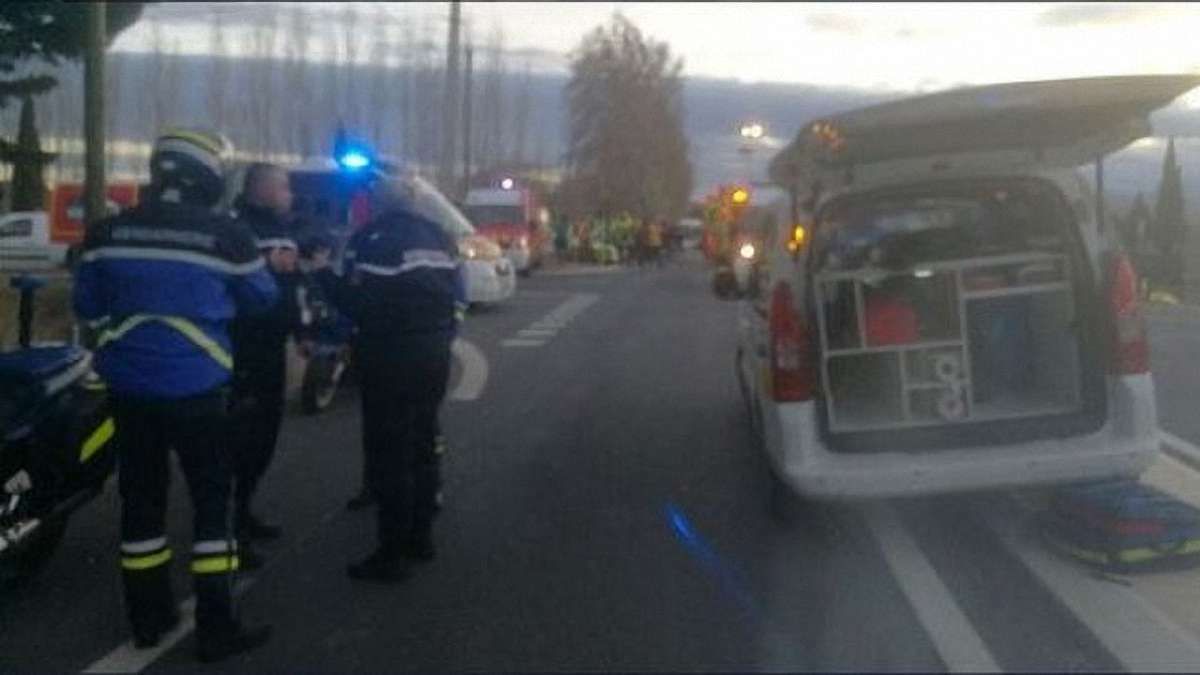 Внаслідок зіткнення потяга зі шкільним автобусом у Франції загинули четверо людей