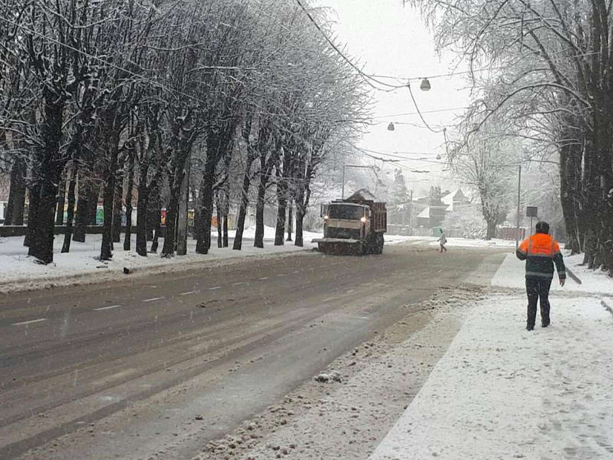 Через сильний снігопад у Львові всю ніч працюватимуть піскосії, трактори та грейдери