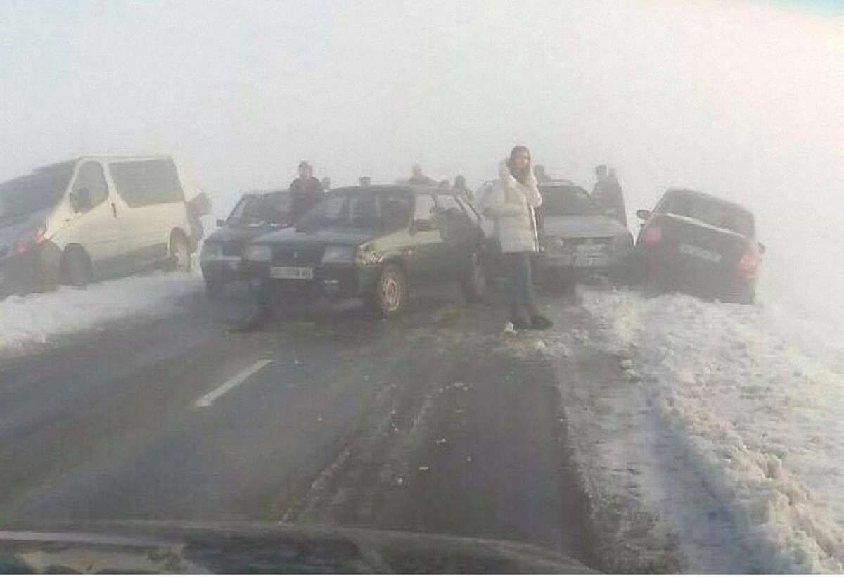 Через сильний туман біля Львова шість авто потрапили у ДТП 