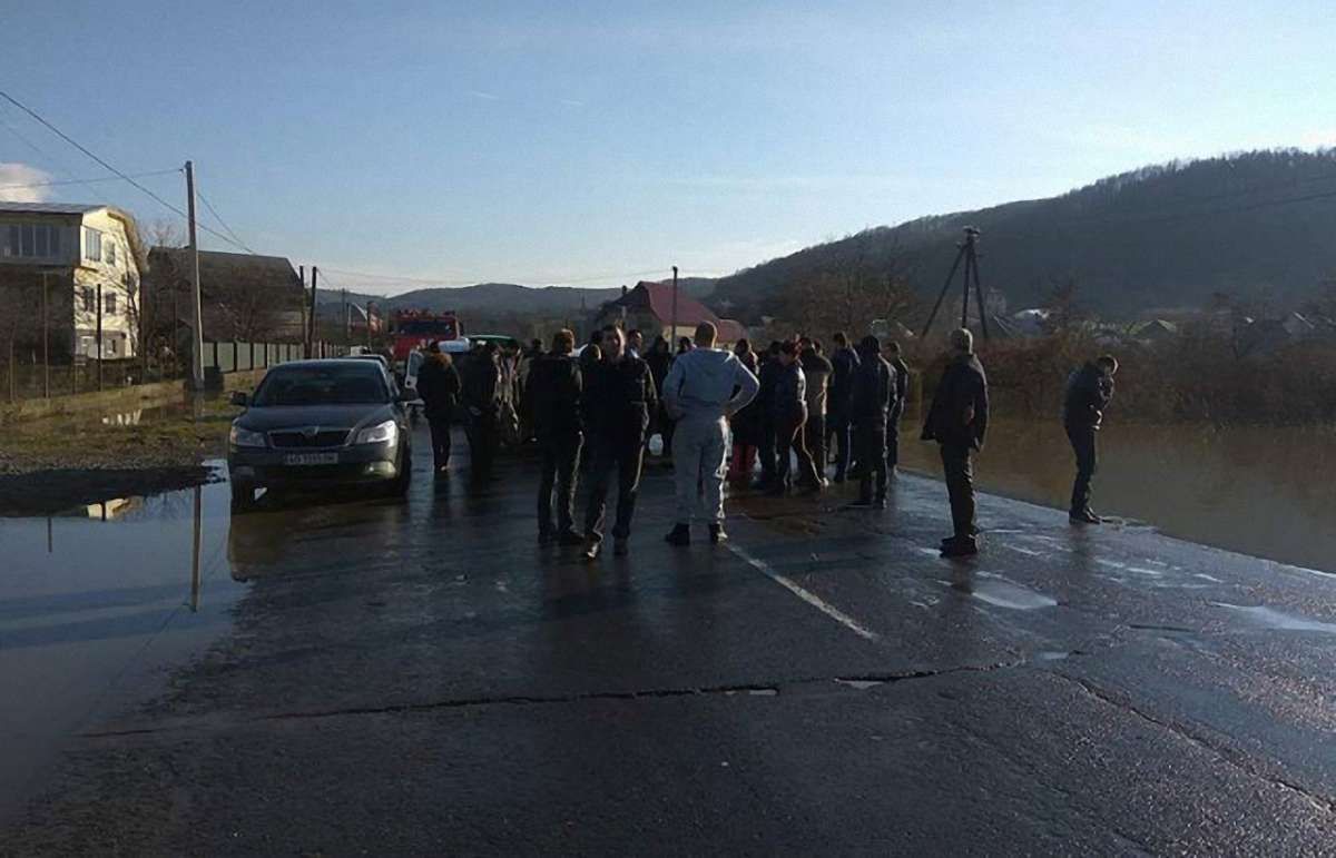 На Закарпатті селяни перекрили трасу, бо ніхто не приїхав відкачувати воду після паводку