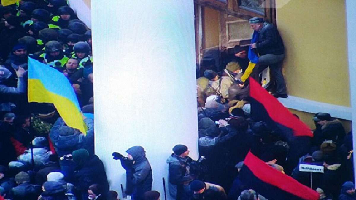 Внаслідок сутичок під Жовтневим палацом постраждали 32 правоохоронці