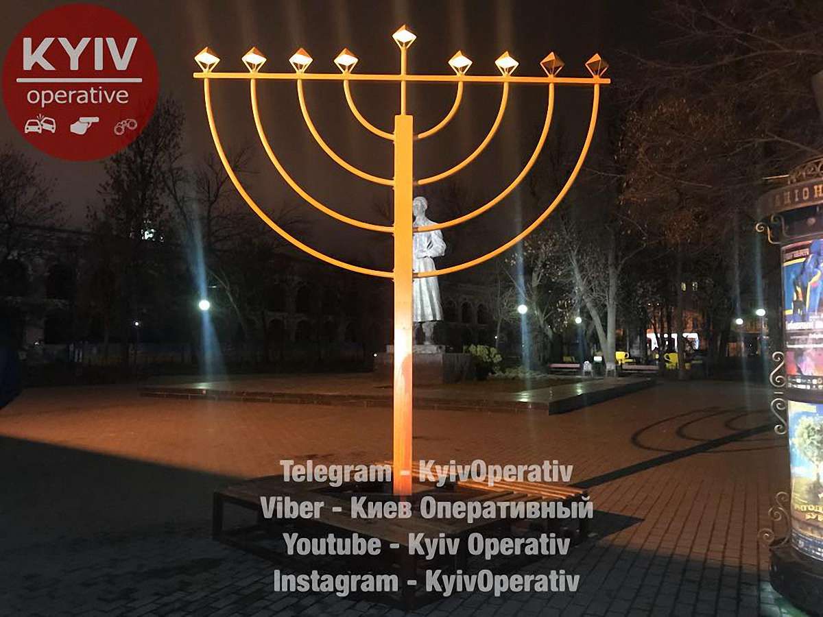 У Києві вандали осквернили монумент на честь Хануки