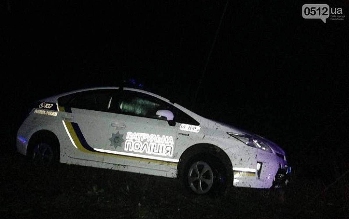 На Херсонщині поліція застрелила чоловіка, який викрав патрульне авто та погрожував гранатою