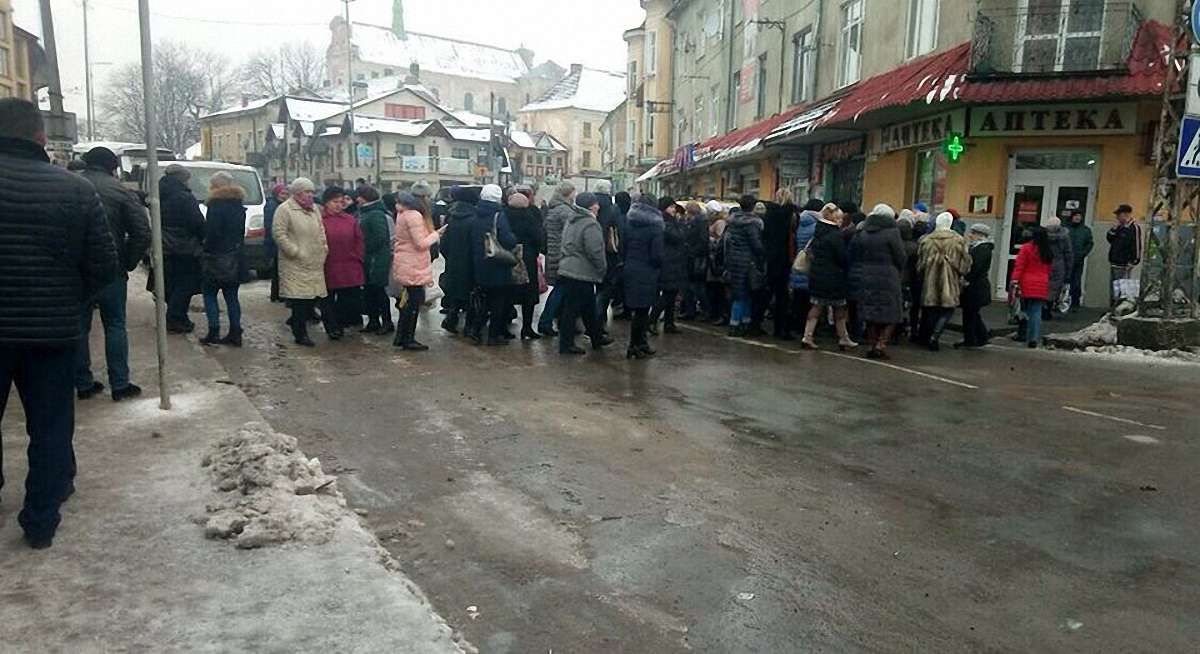 Медики Самбора перекрили рух у місті через невиплату зарплати