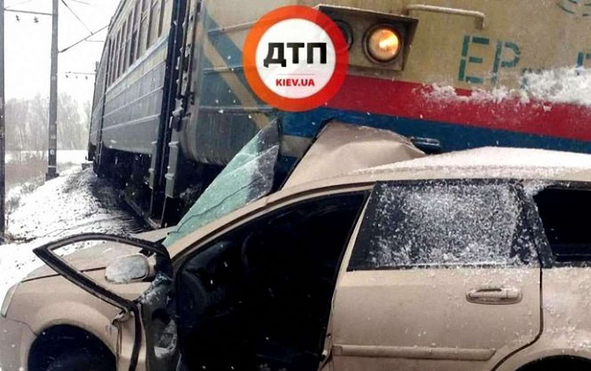 Під Києвом поїзд протаранив машину, яка їхала на червоне світло через залізничний переїзд