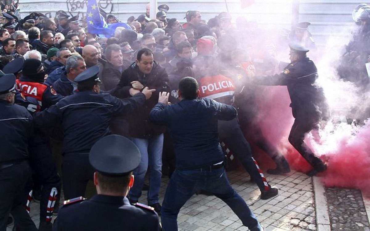 В Албанії протестувальники намагалися взяти штурмом парламент