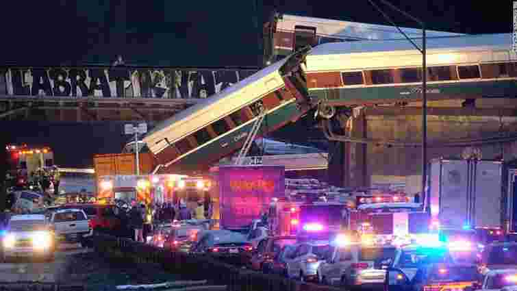 У США потяг на повному ходу впав з мосту на автомагістраль