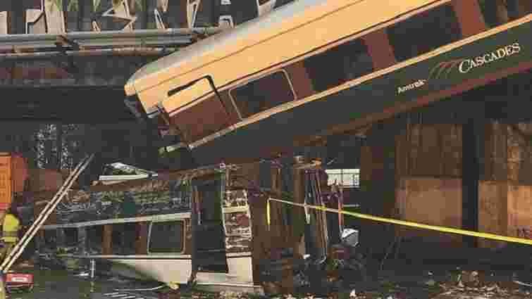 В США троє людей загинули внаслідок падіння потяга з мосту на магістраль