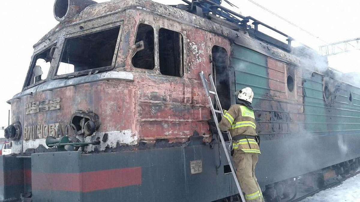 На Львівщині вогнеборці ліквідували пожежу в електровозі