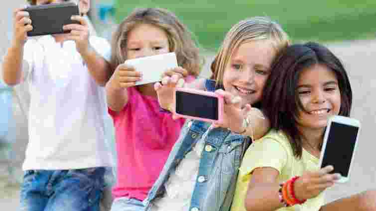 У Франції планують заборонити мобільні телефони у школах