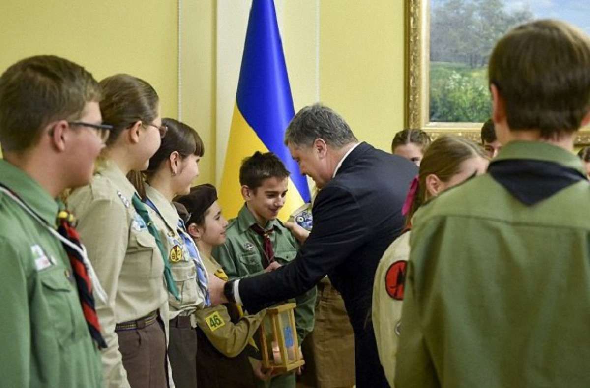 Пластуни передали президенту України Вифлеємський вогонь миру