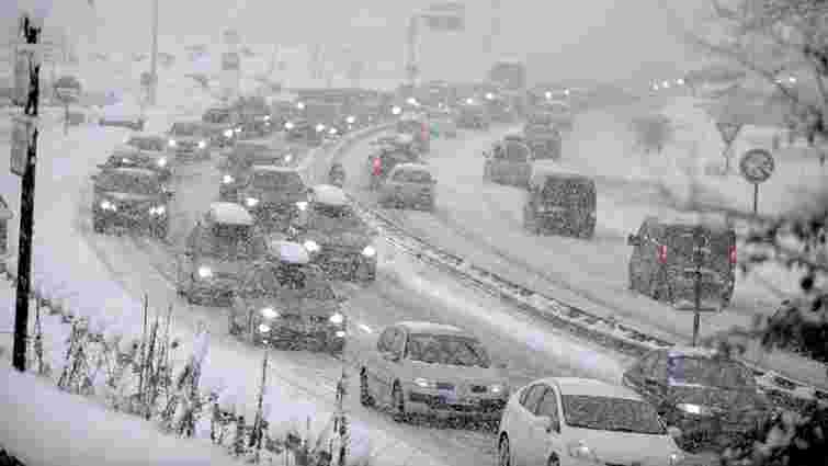 Через снігопади рух транспорту обмежено в трьох областях України