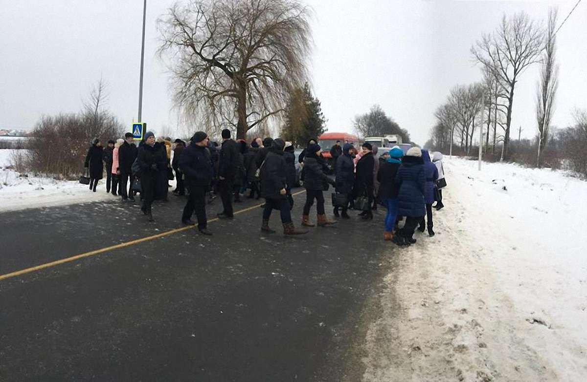 Медики Самбора втретє за тиждень перекрили дорогу через невиплату заробітної плати