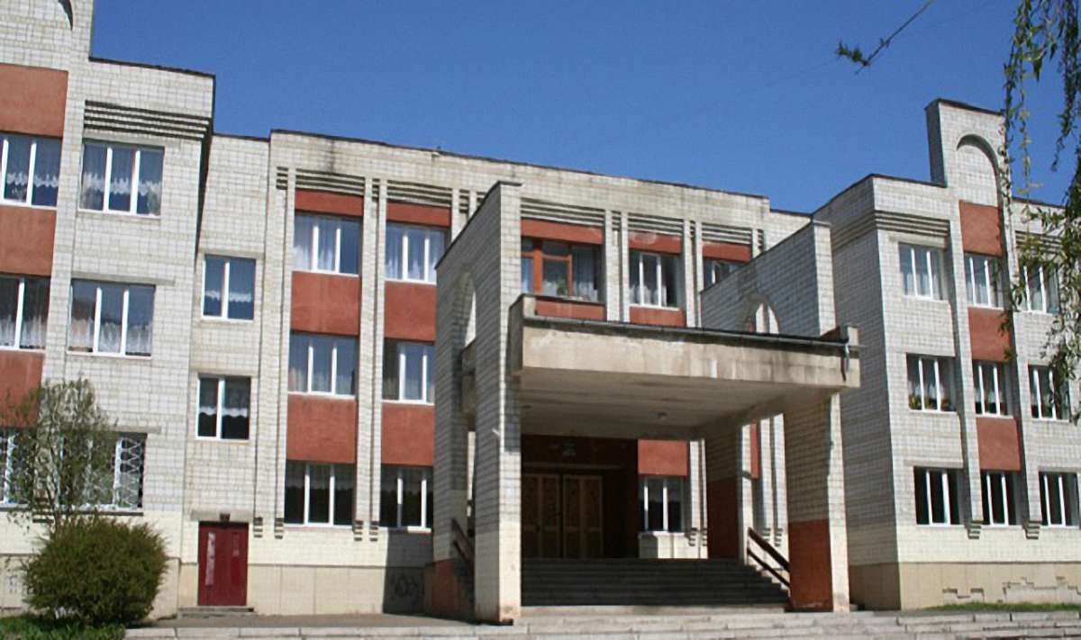 Директор однієї з львівських шкіл отримає догану після скандалу з купівлею меблів