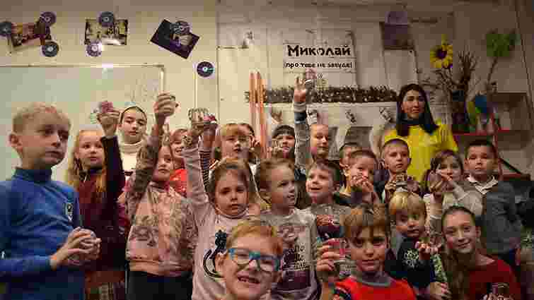У Львові волонтери Фабрики святого Миколая передали подарунки 2800 дітям
