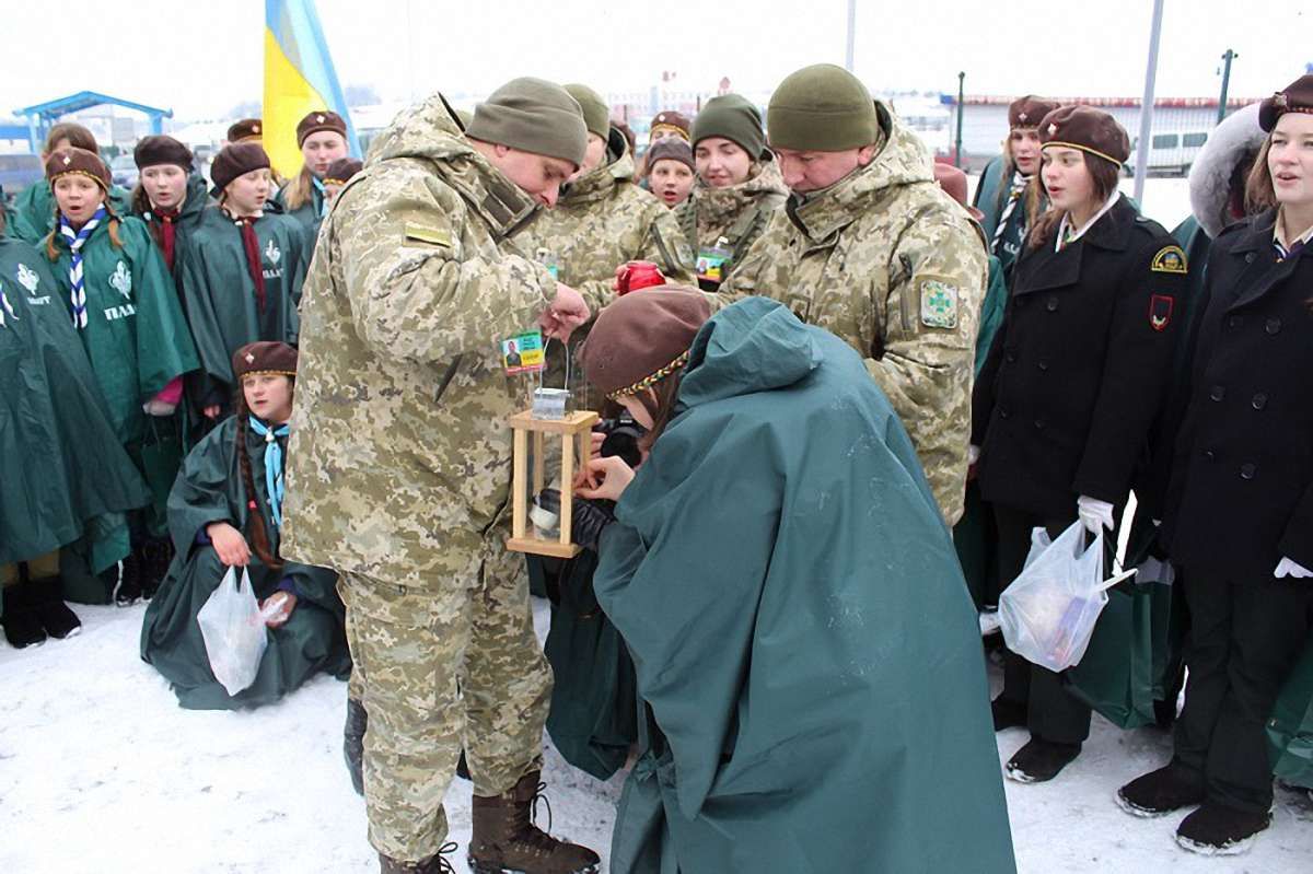 У Раві-Руській польські скаути передали українським пластунам Вифлеємський вогонь миру
